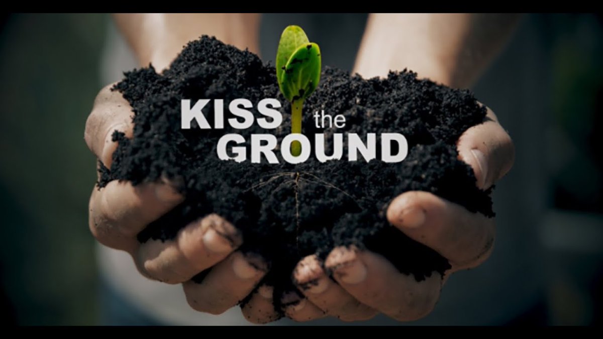 Pour la première fois en France, regardez « Kiss The Ground », film dédié à l’agriculture régénérative et au rôle des sols pour lutter contre le #changementclimatique. Le 28/10 à 20h, @FermesdAvenir vous propose une projection à distance, suivie d’un débat bit.ly/2HrRM3v