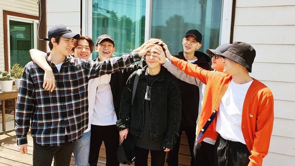 hourlyEXO's tweet photo. WELCOME TO THE EXO TRADITION. https://t.co/IoSfPMuQFA