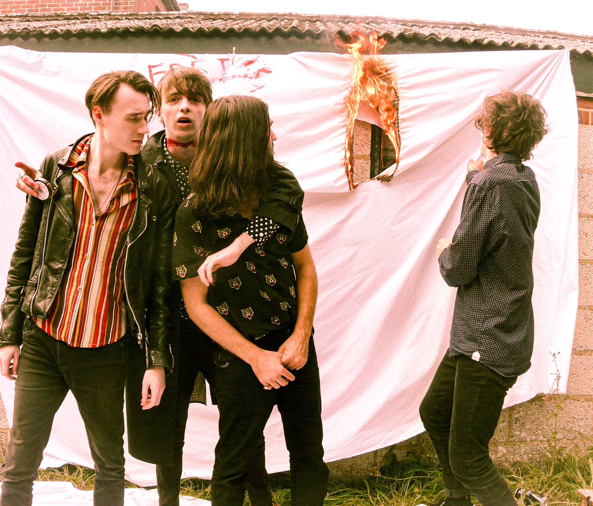 STRAY DOGS available everywhere this Friday 30th!! 🖤 

Pre save here - backl.ink/143290710

Watch on YouTube now xxx