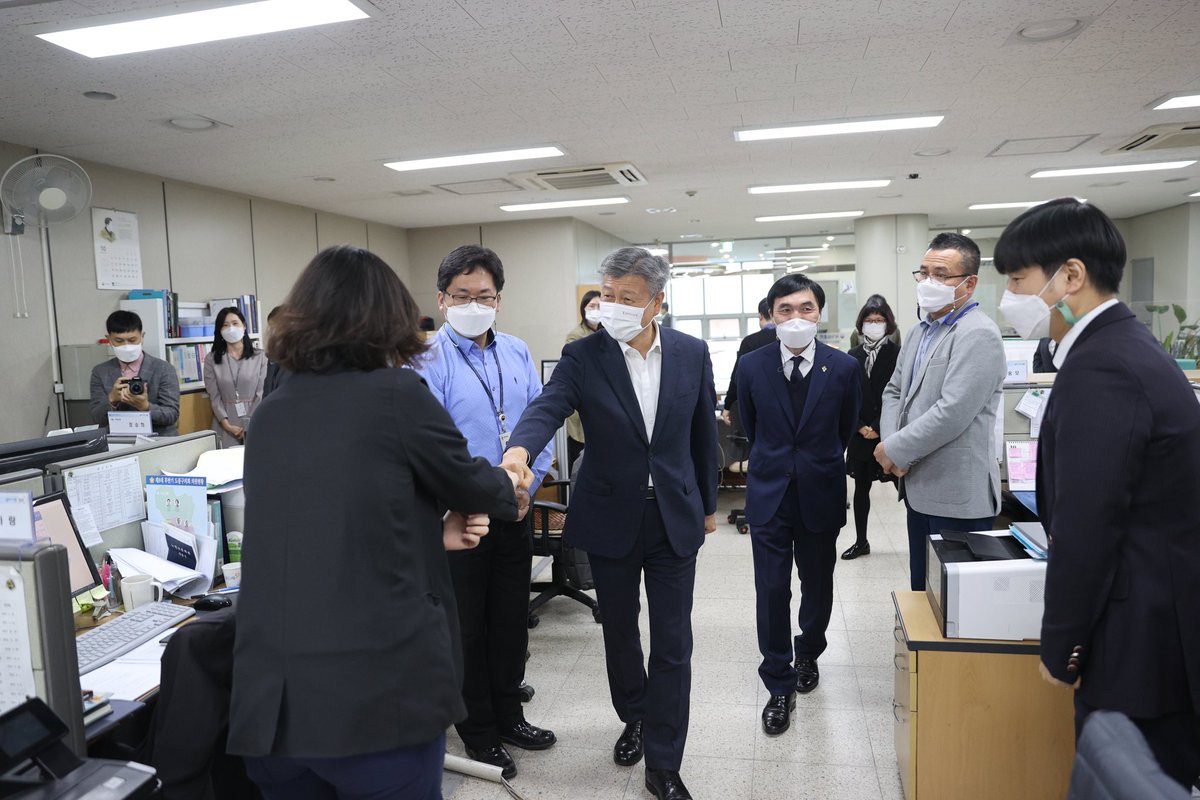 박삼득 국가보훈처장은 오늘 오후, 서울시 도봉구에 위치한 서울북부보훈지청@bukbu00 을 방문해 직원들과 간담회를 가졌습니다.

박삼득 보훈처장은 ‘사람’과 ‘현장’의 중요성과, 격식에 매몰되지 말고 보훈가족을 위해 실질적, 효율적으로 일할 것을 강조했습니다.

#국가보훈처 #보훈