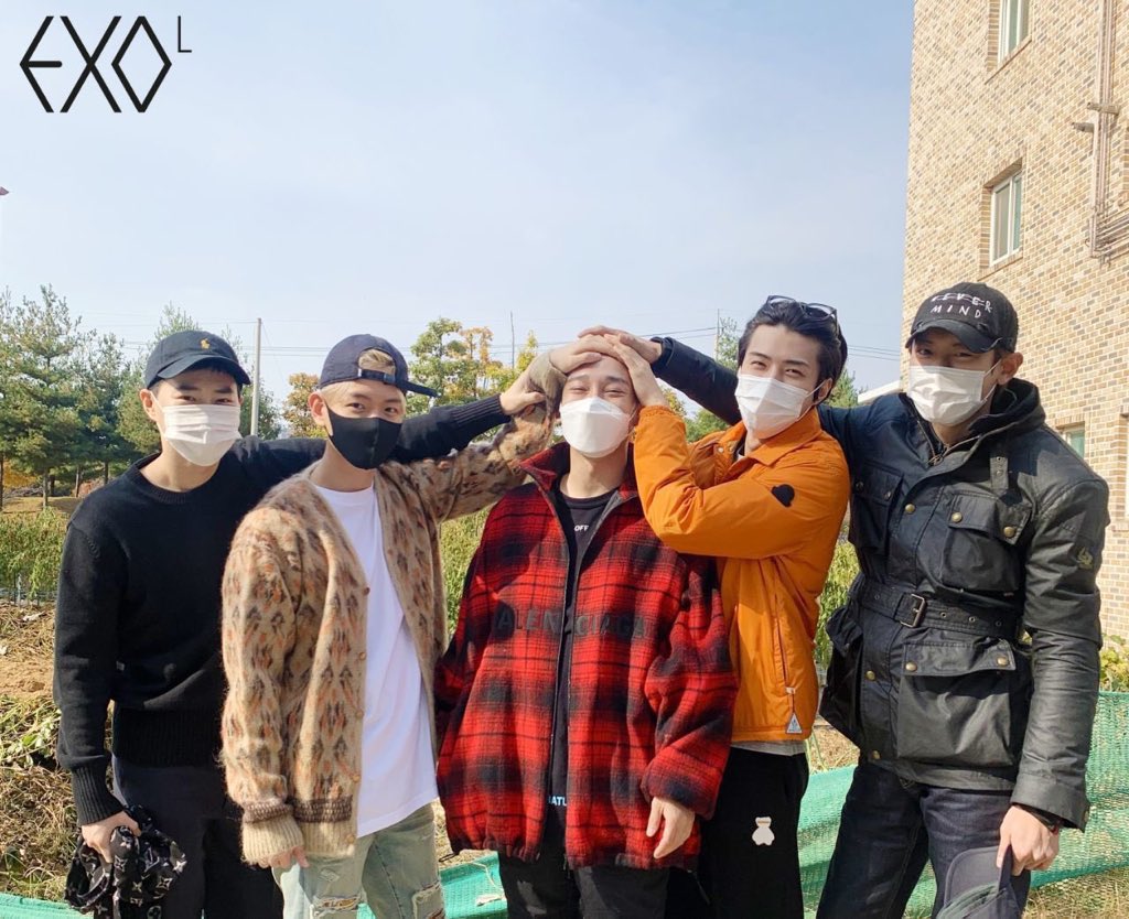 kyungseng's tweet photo. get you a leader who will go beyond his ways to make himself available just to send you off even though he is also currently serving the country sksksks kim junmyeon best leader everrrr 😭 https://t.co/LaQe0ZpNsw