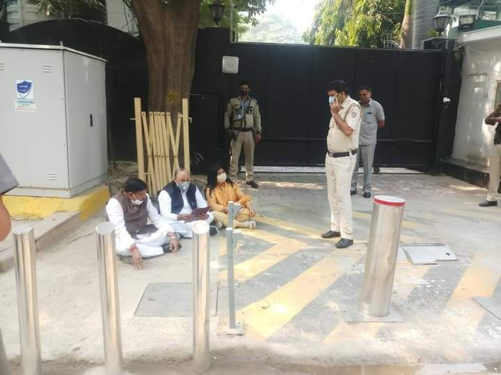 JPBhaiBJP's tweet photo. पूर्वी दिल्ली महापौर @nirmaljain जी,दक्षिणी दिल्ली महापौर @anamikamithileshsingh जी के साथ दिल्ली के हम तीनों महापौर CM @ArvindKejriwal के निवास पर बकाया 13,000 करोड़ रुपये के लिए धरने पर बैठे हैं दिल्ली स्वास्थ्य मंत्री @SatyendarJain जी से आग्रह है वो आये व मिलकर हमारी बात सुने https://t.co/cCuEtPD3pP