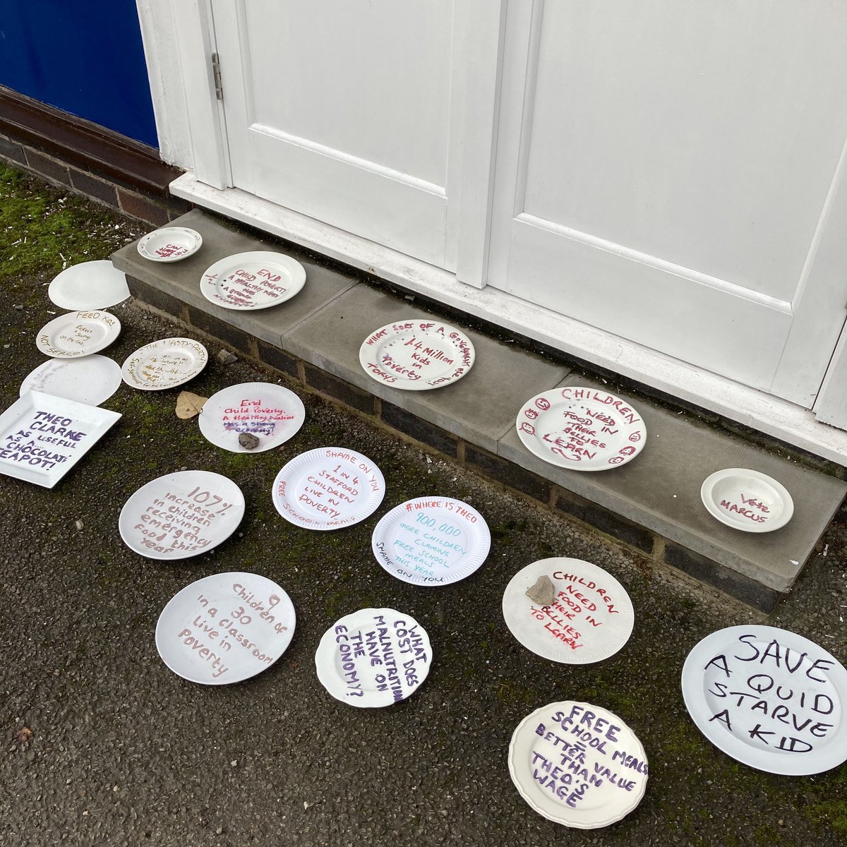 StaffordLabour's tweet photo. Should @theodoraclarke grace us with her presence, there are some messages outside her #Stafford office. We don’t expect a response, since she rarely replies 🤷🏻♂️
Successive Tory governments have failed the poorest in our society
#freeschoolmeals #shameonyou #whereistheo https://t.co/FhnVFgwHYw