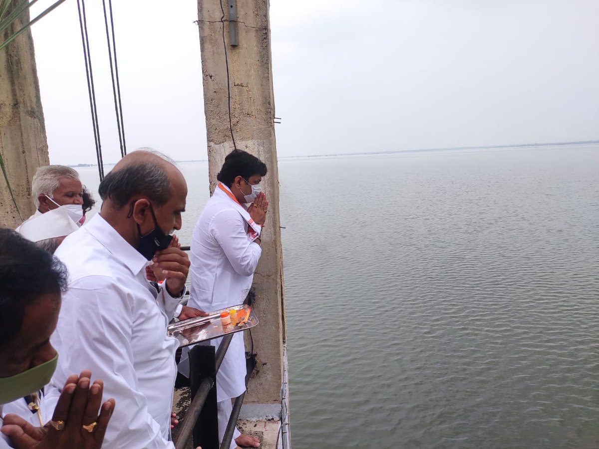 InfoBeed's tweet photo. #बीड : राज्याचे सामाजिक न्याय व विशेष सहाय्य मंत्री तथा बीड जिल्हयाचे पालकमंत्री @dhananjay_munde  यांनी केज तालुक्यातील #धनेगाव येथे मांजरा धरण प्रकल्पातील पाणीसाठ्याचे #जलपूजन केले.
@CollectorBeed @MahaDGIPR @InfoMarathwada https://t.co/9vo06nQO31