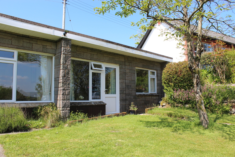 TheHolidayCots's tweet photo. The 12 cottages at Dean Steep are set in two acres of beautiful grounds, with plenty of space to unwind &amp; for the kids to run around and have fun!
🛏️ Sleeps 1-4
https://t.co/IPyJw318dl
#Barbrook #Lynton #Devon #HolidayCottages #FamilyHoliday #SelfCatering #Staycation #Exmoor https://t.co/GVbZQu1los