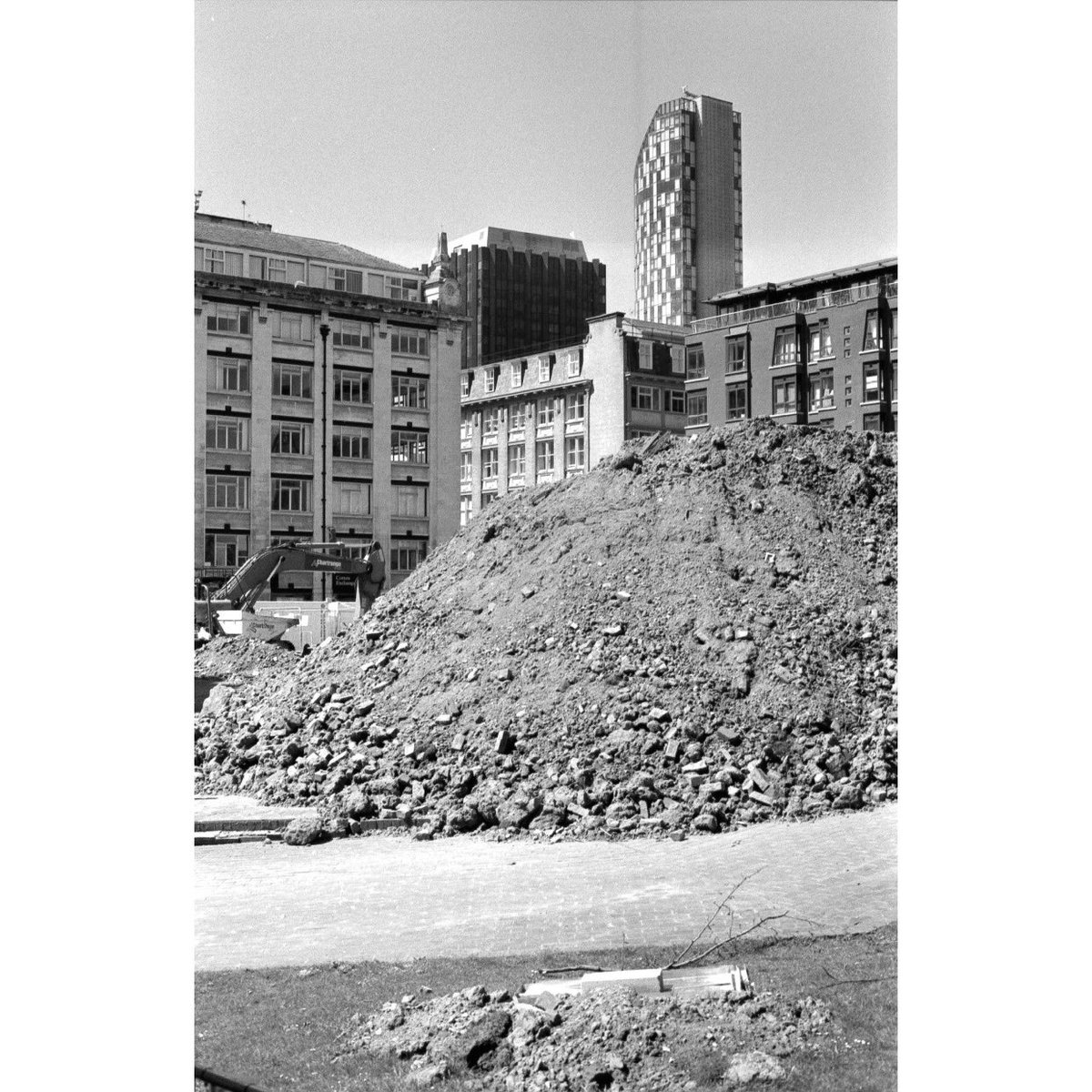 bixtethgardens's tweet photo. FYI, One week left to go and see #LearnFromBixtethGardens for #ArtInWindows, Bold Place, Liverpool.
#ArtExhibition #Photography #Embroidery #Portraits #Landscapes #Liverpool #Community #LearnFromBixtethGardens #SaveOurGreenSpaces #SpaceInTheCity #SpaceForAll #FightForYourPlanet https://t.co/AljQhvEhey