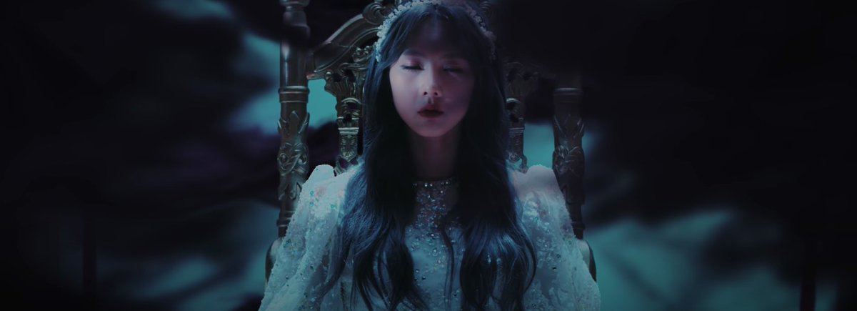 I will explain why I tend to the second opinion at the end of this thread.Let's begin.The MV tells the story backward, Yoohyeon sitting on the throne, being surrounded by black fog, actually it is the end of this story.