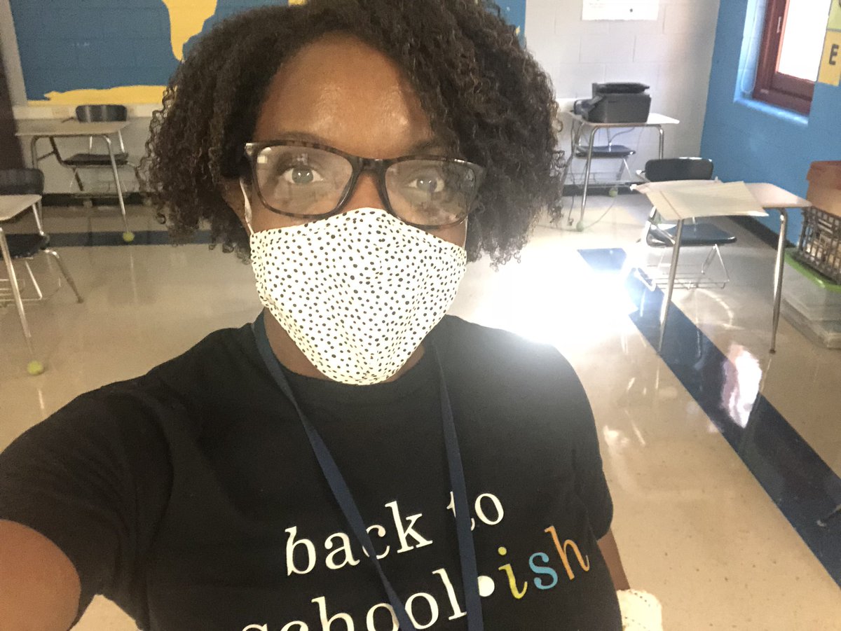 TeachingInRm605's tweet photo. This seemed like the most fitting outfit choice after the number of students on my roster doubled. Happy Monday! 31/180 #virtualteaching #virtualteachingchronicles #backtoschool2020 https://t.co/1rnl01quKM