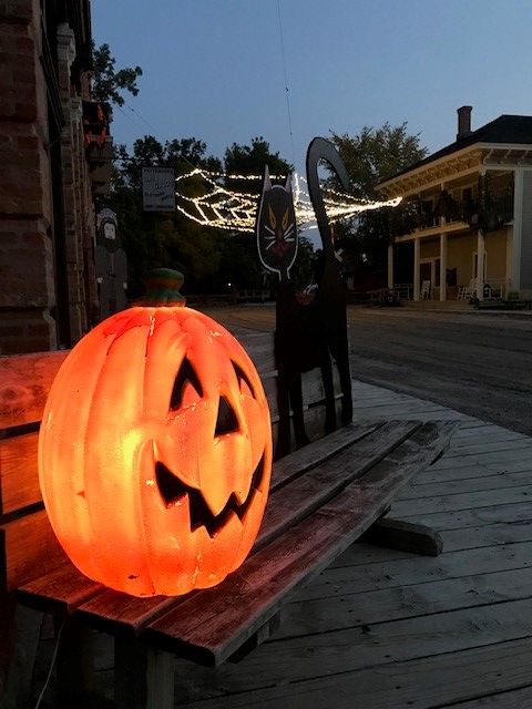 CrossroadsVill's tweet photo. There are ONLY four more days for the best family friendly Halloween event around! Crossroads Village Halloween Ghosts &amp; Goodies Drive Thru Event  - October 28, 29, 30 &amp; 31 from 5:00-9:00pm. Only $20 per vehicle and everyone gets a complimentary Crossroads Village treat bag! https://t.co/ygYVPv0Yea