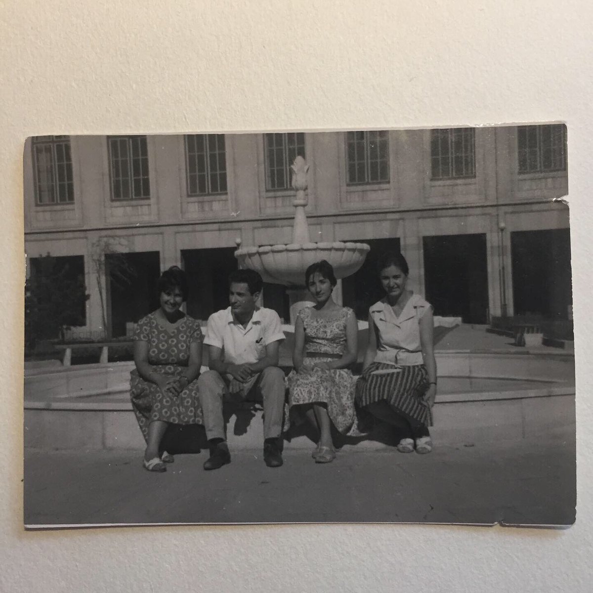 zahunk's tweet image. Dün Kadıköy Antika Pazarı’nda buldum bu fotoğrafı. İÜHF’teki havuzlu bahçenin “havuzlu” oluşunun fotoğrafı.