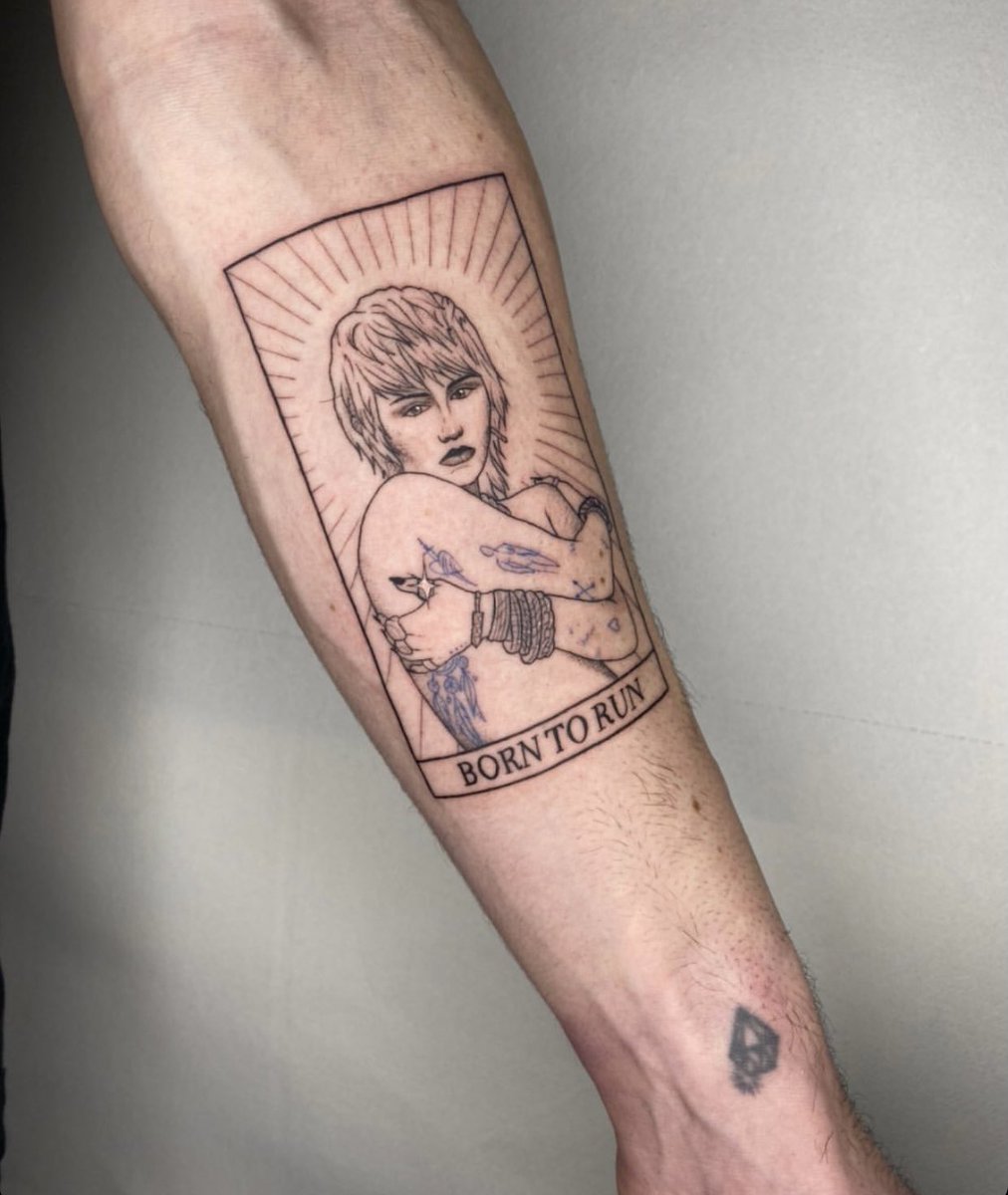 danwls's tweet photo. @MileyCyrus forever and ever ✨💉 #mileytattoo https://t.co/x90UUGguFo
