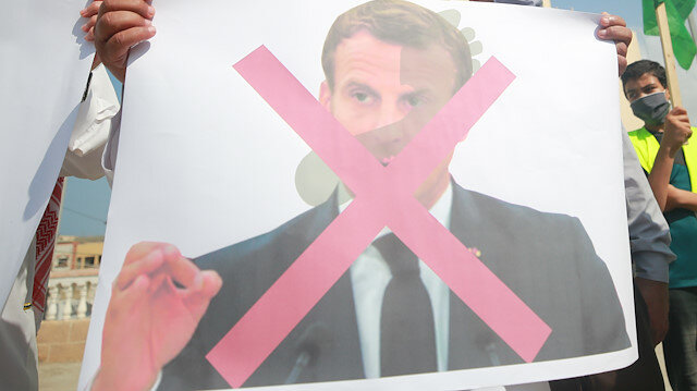 صدر ایردوان کی اپیل پر پاکستانیوں کا بھی فرانسیسی مصنوعات کے بائیکاٹ کا اعلان
پاکستانیوں کی بڑی تعداد نے صدر رجب طیب ایردوان کی اپیل پر فرانسیسی مصنوعات کے بائیکاٹ کا اعلان کیا ہے۔ پاکستان میں سوشل میڈیا پر بائیکاٹ فرینچ پروڈکٹ کا ہیش ٹیگ ٹاپ ٹرینڈ پر ہے