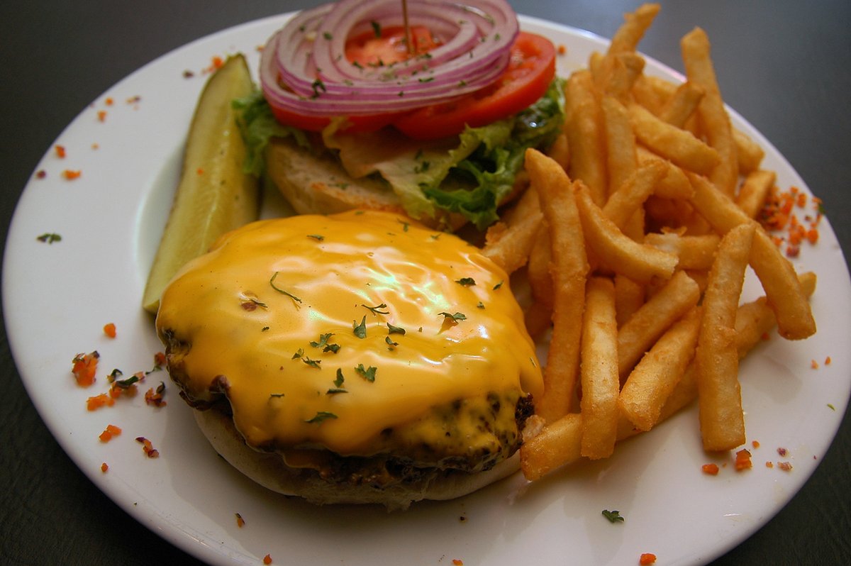 dunedinpub's tweet photo. Don't miss Cricketers Monday Town Crier Special: $7.99 CHEESEBURGER ! Today Only - All Day. Dine in &amp; take out!

#eatlocal #takeout #cheeseburger #dunedincauseway #dunedin https://t.co/V5bfIEVT8h