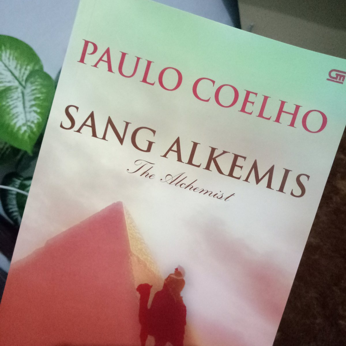 well markie, i'm reading this book that you recommend. i've finished 2/3 of it. no wonder you love this kind of book haha ♡i'm a lil bit surprised when i found a famous quotes here: "and when you want something, all the universe conspires in helping you to achieve it." 