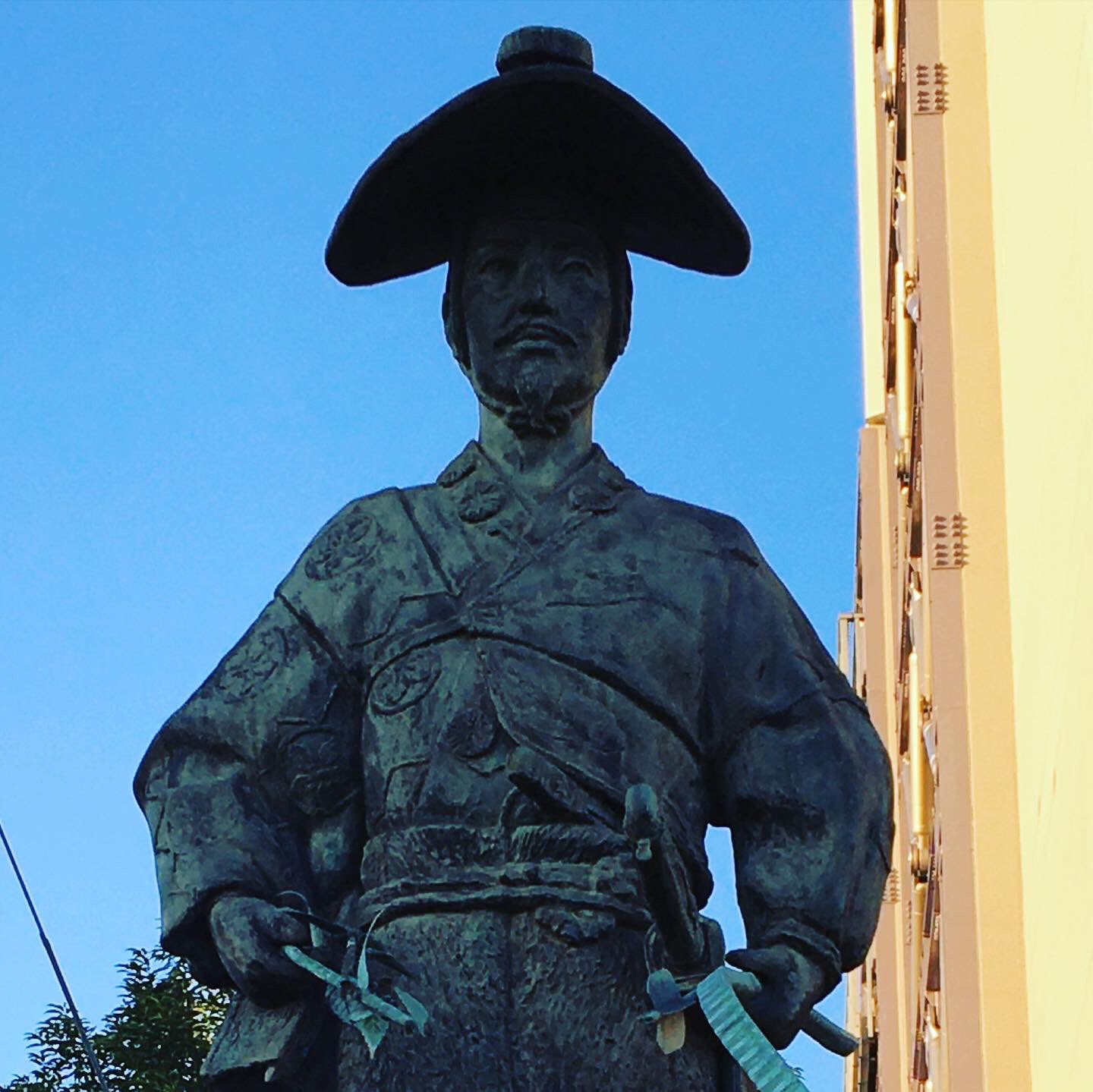 さくらいようへい 川越市役所には堂々と鷹狩姿の太田道灌像 また またお前か お前なのか 夕暮れ武蔵野さんぽ 太田道灌 川越市 河越城 川越城 銅像 T Co Kzowdagxer Twitter