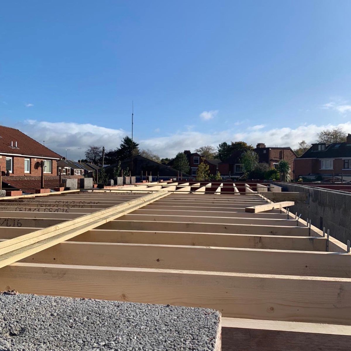 JamdacD's tweet photo. First floor joists on at Ashton Park &amp; site getting ready for more scaffolding &amp; bricks this week 👷🏽‍♂️🏠 https://t.co/UlFbK7F6TM