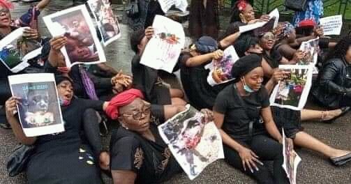 SiirStephen's tweet photo. Women on a peaceful protest today in Bonanjo,Douala against the massacre killings of children in Kumba😭😭💔💔
#Kumba 
#KumbaMassacre 
#EndAnglophoneCrisis 
#KumbaIsBleeding https://t.co/7amTkZsvby