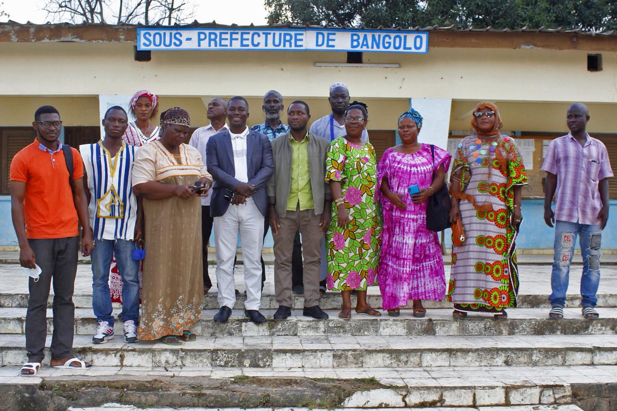 Indigo_CI's tweet photo. Le projet #IEDDH a eu un échange constructif à #Bangolo avec les #leaders de différentes associations des #jeunes ; #leaders des #partis_politiques sur les facteurs de l'implication des jeunes dans les #violences_politiques et comment y remédier.
@UEenCI @InterpeaceTweet https://t.co/F97c4FB1A4