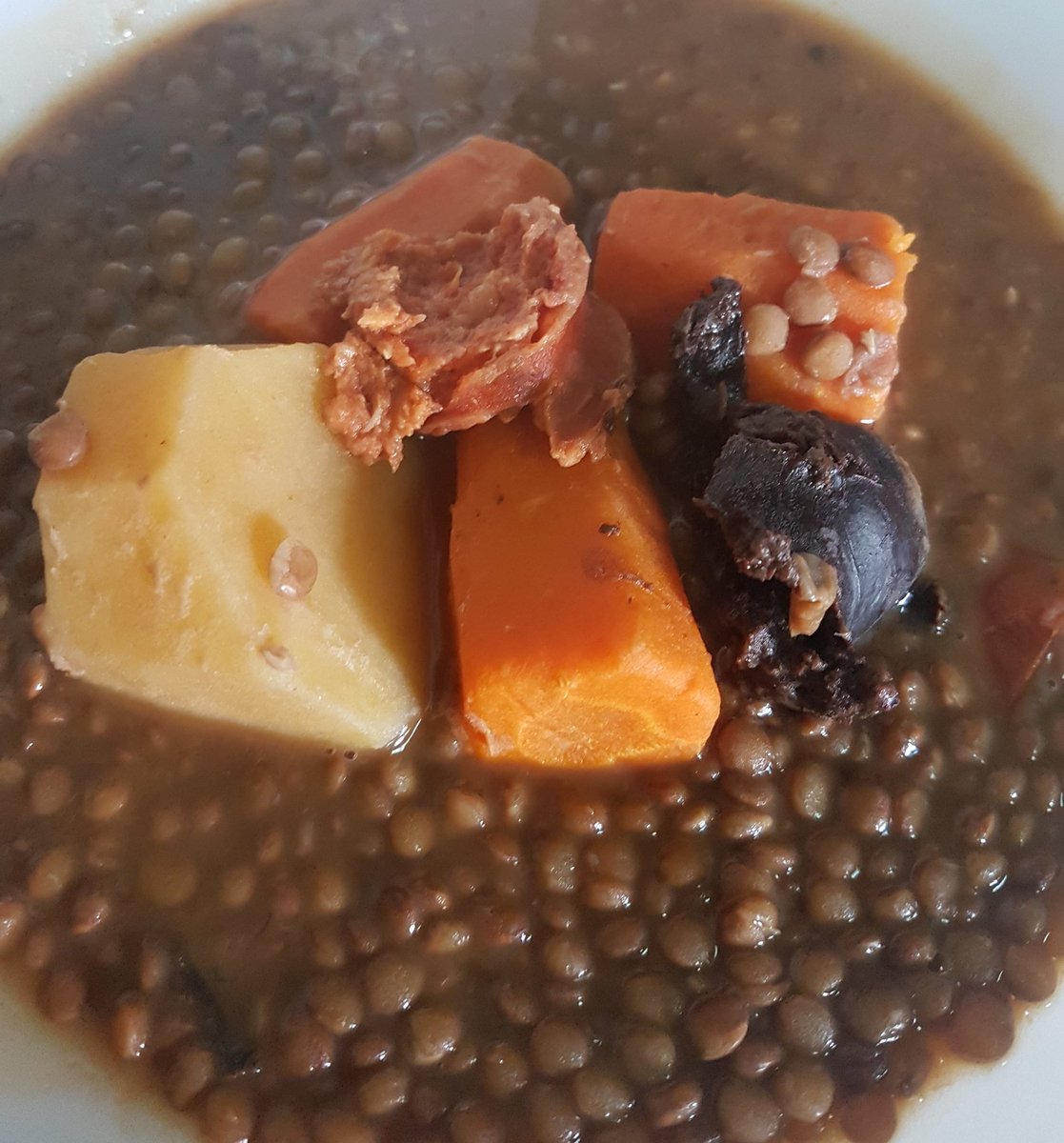 Tiempo de Lentejas 😍😍😍 ¿Qué os parece? 
#legunbres #papas #lentejas #rico #sano #verdura #meat #saludable #sal #comidamediterranea #eat #acomer #buenisimo #buenprovecho #hayqueprobarlo #food #healthy #homecooking #instalike #delicius #instagood #nutritius