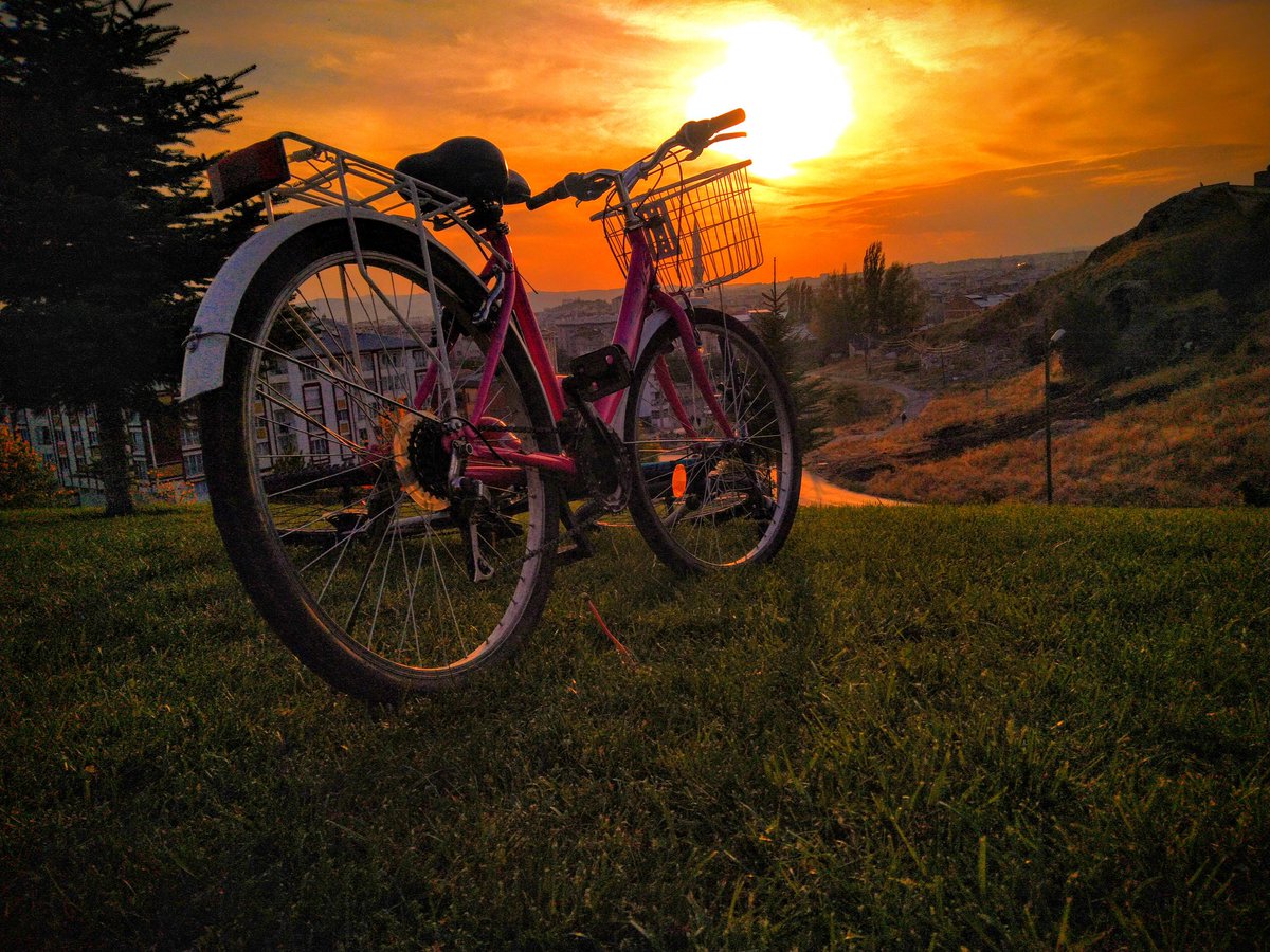 serifekeklikci's tweet photo. Ve güneş yükseldi yükseldiiii, üç sayılık basket geliyoooo... 🚲☀️⛹🏻♀️
#günbatımı
#fotoRaf ım #ÇekimAlanı m
#sunset #bike #bicycle https://t.co/h8vWqvijyc