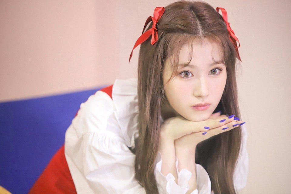 твайс 2020 i cant stop me. широко открытые глаза девушка. Opening wide. женщина с высунутым языком. Man with arms wide open.