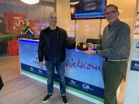 In de podcast van <a href="/AlmereDEZEWEEK/">Almere DEZE WEEK</a> gemaakt door @RobertMienstra en <a href="/marcel_beijer/">Marcel Beijer</a> beloofde <a href="/JimmyVvd/">Jimmy VVD Almere</a> Jimmy van der Vliet van de  <a href="/AlmeerseVVD/">politieke partij</a> om een taart naar mij te brengen. Vanmiddag kwam hij deze belofte na👍. De fractie van <a href="/CUAlmere/">ChristenUnie Almere</a> zal er van smullen.