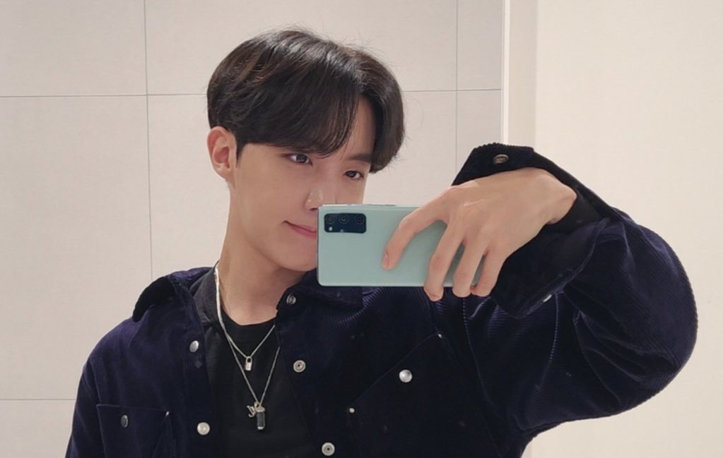 demseokdimple's tweet photo. Everyone say thank you Hoseok for the best mirror selfie’s! https://t.co/UwcMkrbmln