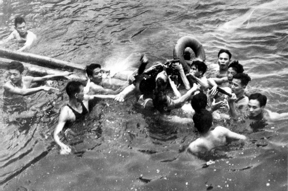 On this day in 1967, John McCain was shot down and taken prisoner. He spent five and half years as a prisoner of war in Vietnam and was routinely tortured, refusing an offer for early release.
John McCain was an American hero. We sure could use The Maverick right about now... https://t.co/yKan4sLj4B