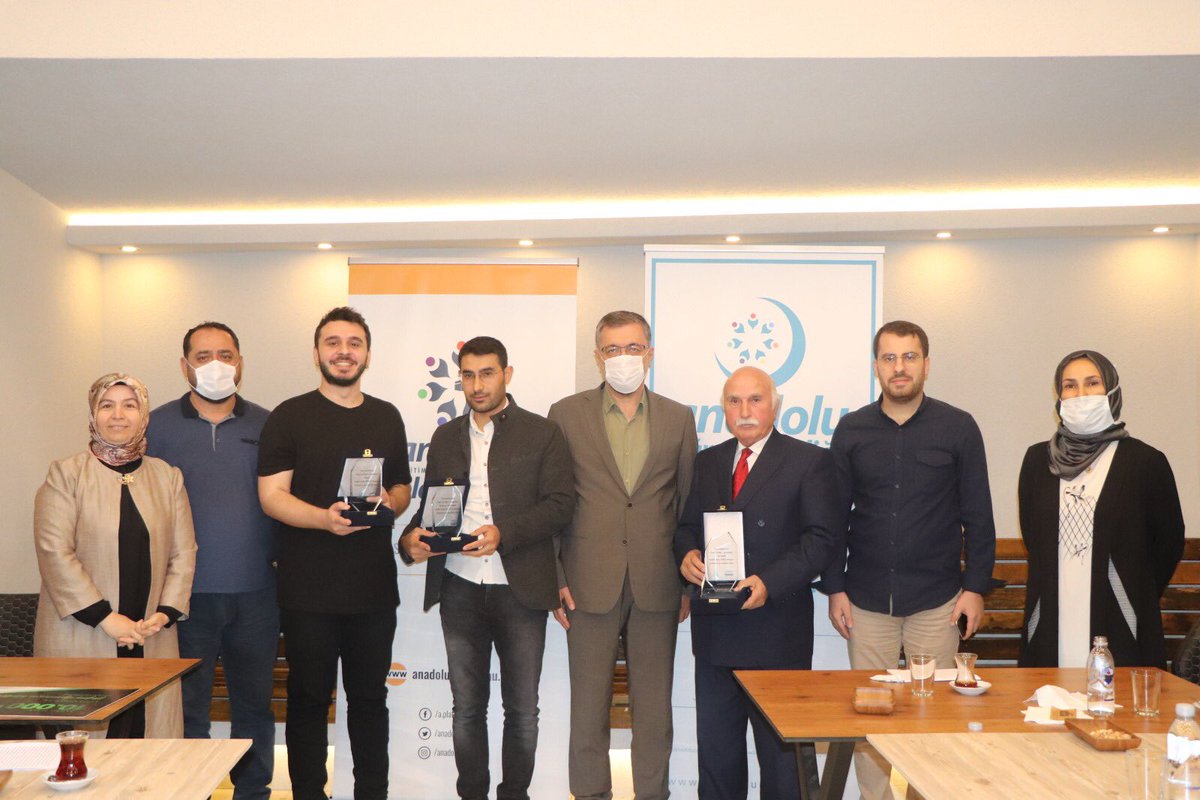 anadolufdrsyn's tweet photo. Anadolu Platformu, HAKAD ve AÖB tarafından düzenlenmiş olan
“Koca Çınarlardan Genç Yüreklere” projesinin ödül töreni, Anadolu Platformu Genel Merkezinde gerçekleşti. 

🌐https://t.co/f1C4GWxrwY https://t.co/wMzoFWk2g1