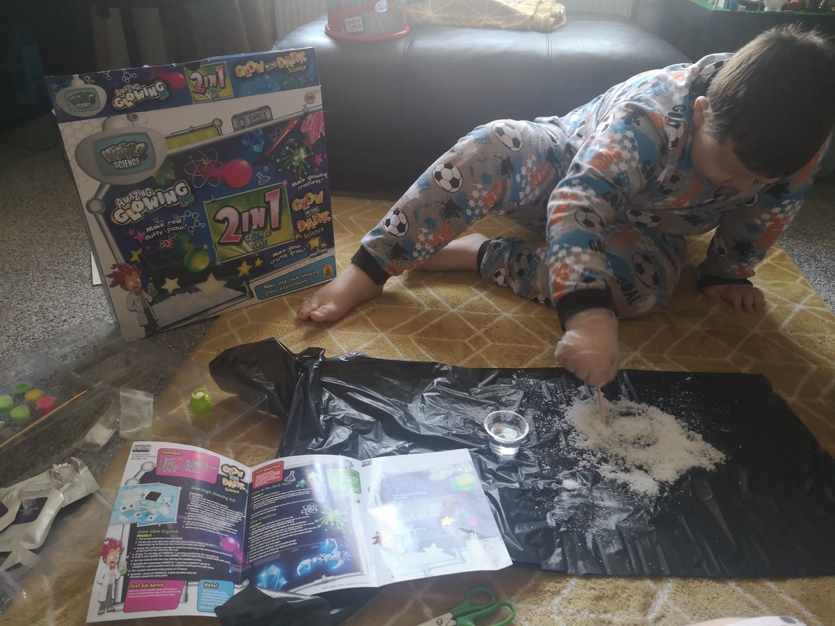 BamseyKate's tweet photo. It's a science kind of day today for Noah 👨‍🔬⚛️ @YBB_Yr2 https://t.co/I1Xy3Ni6H0