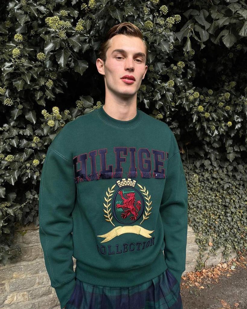 TommyHilfigerJP's tweet photo. この一枚で決まる!
大人カジュアルの定番、#HilfigerCollection のスウェットシャツ
https://t.co/xke35VpvXK
#TommyHilfiger https://t.co/Nq5ExSW263