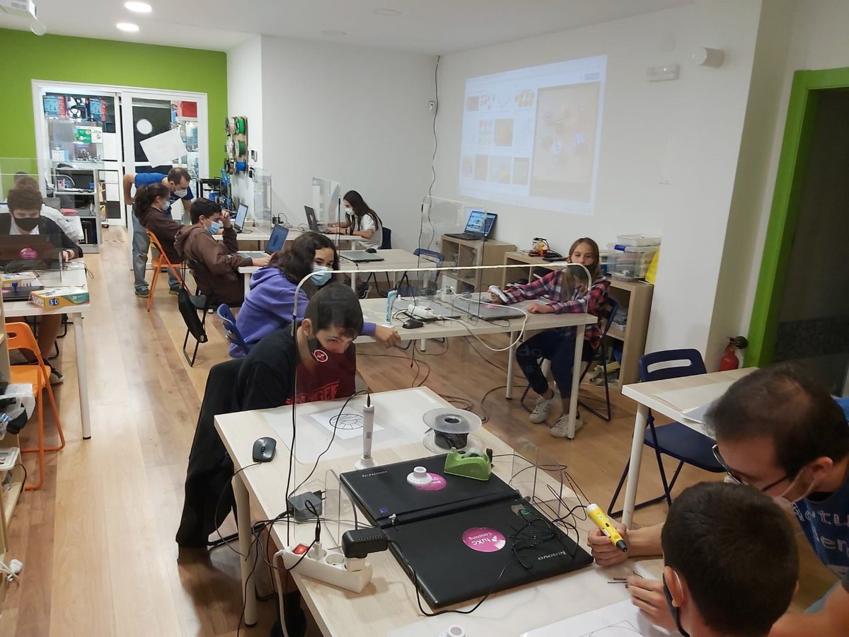 Os dejamos unas fotos del curso de Impresión en 3D que estamos realizando en este mes de octubre.