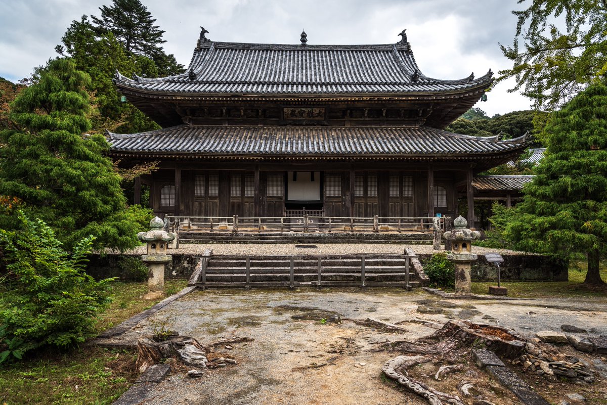 東光寺です。大照院と並ぶ毛利氏の菩提寺で総門、三門、鐘楼、大雄宝殿は国の重要文化財に指定されています。
#山口県 #萩市 #hagi #nikon #D750 #photography #伝統 #traditional #東光寺 #毛利氏 #寺院 https://t.co/XNwSEJ4R6v