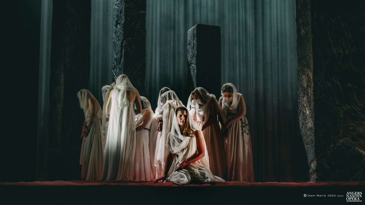 #Iphigénie « c'est elle-même qui se sauve : ce n'est pas un personnage féminin qui attend d'être sauvé » ⚡️;
Julien Ostini, metteur en scène d'#IphigénieEnTauride. 

📷Jean-Marie Jagu