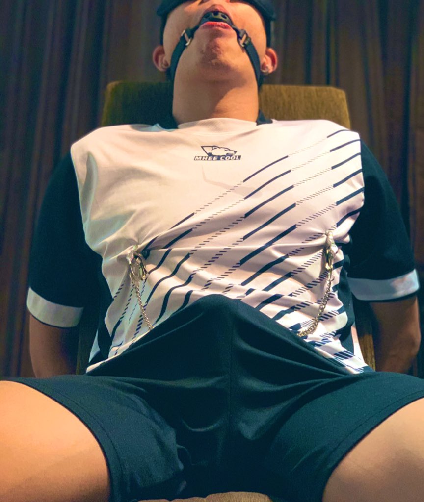 MrWolfk's tweet photo. 这么好看的柚子 应该很可口吧，好奇能不能吃 ？                                     评论处打卡可口的人 https://t.co/a1hWaone4j