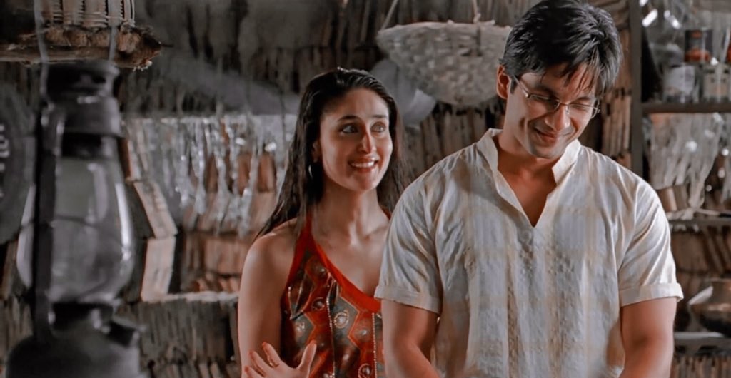 — Tu original piece hai, maloom hai na tujhe? Aisa dosara nahi hai !! Tumhe uthakar museum mein rakhna chahiye, ticket lagni chahiye tumhe dekhne ke liye. 13 years of Jab We Met