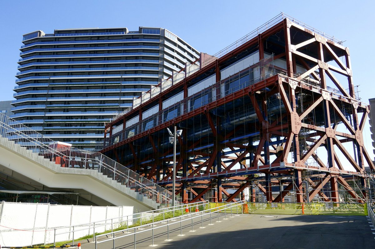 Galbraithian على تويتر 今日 昼間に神宮外苑に行ったら 都営霞ヶ丘アパート跡地に オリンピックスタジアムtvスタジオ という施設が 中途半端に放置されていた 進捗を確認したら 先週から明日まで全休 水曜日以降も外溝工事で建物工事は保留の模様 こうした