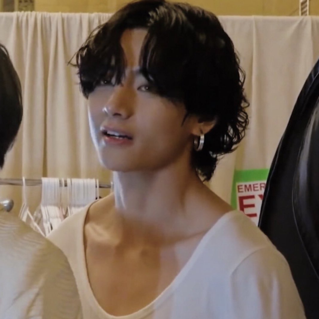 monipersona's tweet photo. taehyung's clavicle is so prominent and anatomically perfect you can easily see the expanded medial end and the shaft is the right amount of curved https://t.co/IDCMU9J6dj