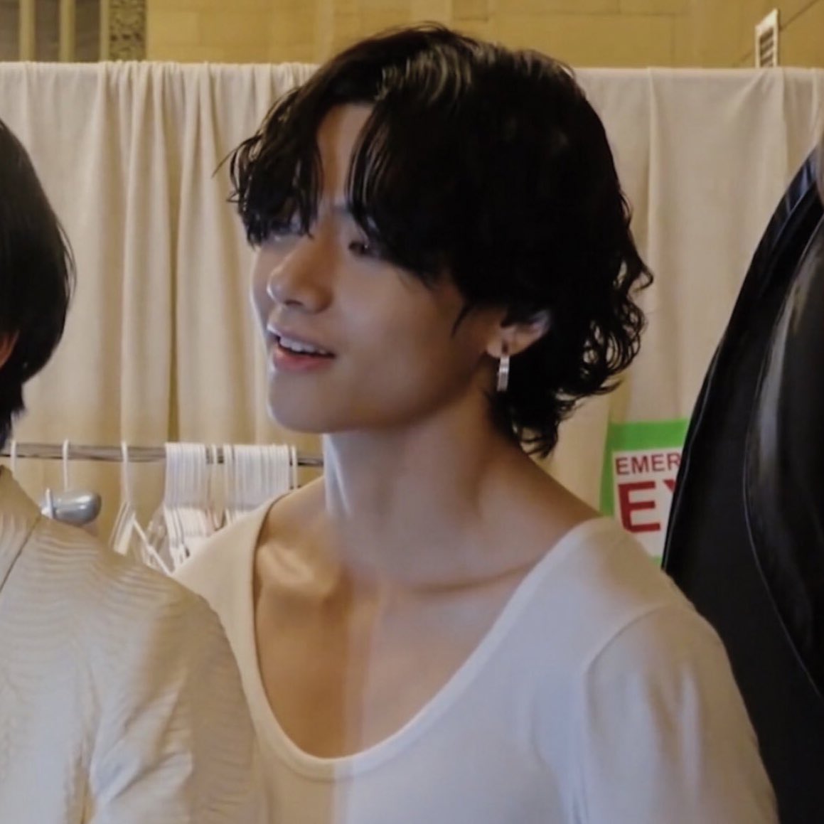 monipersona's tweet photo. taehyung's clavicle is so prominent and anatomically perfect you can easily see the expanded medial end and the shaft is the right amount of curved https://t.co/IDCMU9J6dj