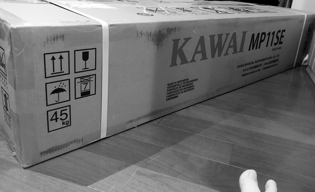 hironostation's tweet photo. 楽しみにしてた新ステージピアノが届く
45kgモンスターの大きさに興奮し
開封の儀〜音最高!
とレビューしたかったが
ボタン沈まない&液晶は傷と萎えた。
返送も一般宅配業社じゃ無理だし
今日は仕事やめだ。
もうやけ酒だ!🍺
#kawai #mp11se https://t.co/63w0sQburd