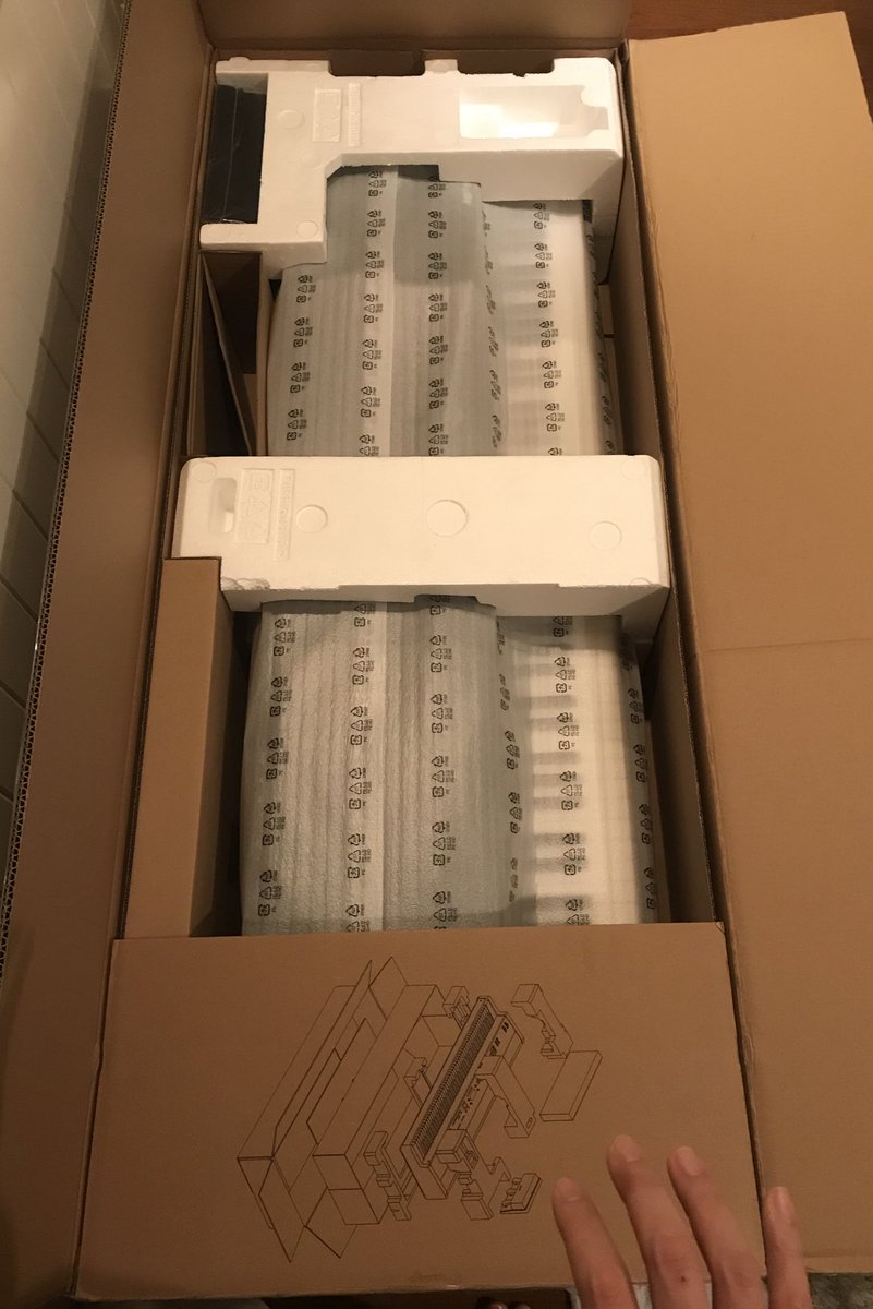 hironostation's tweet photo. 楽しみにしてた新ステージピアノが届く
45kgモンスターの大きさに興奮し
開封の儀〜音最高!
とレビューしたかったが
ボタン沈まない&液晶は傷と萎えた。
返送も一般宅配業社じゃ無理だし
今日は仕事やめだ。
もうやけ酒だ!🍺
#kawai #mp11se https://t.co/63w0sQburd