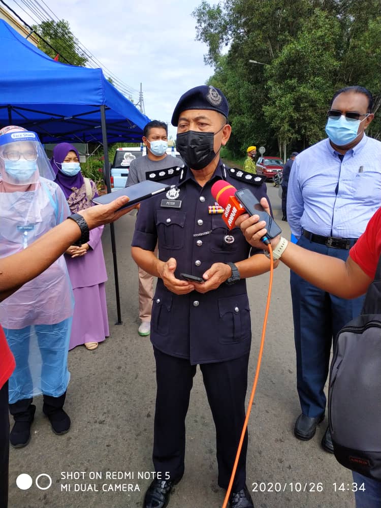ipd_tawau's tweet photo. PKPD DI TAMAN SEMARAK DAN PPR SRI BALUNG DILAKSANAKAN

Perintah Kawalan Pergerakan Diperketatkan (PKPD) selama dua minggu telah dilaksanakan di Taman Semarak dan PPR Sri Balung, Tawau sebagai langkah mengelak penularan pandemik Covid-19 di Sabah. https://t.co/gc3UEVoxV9