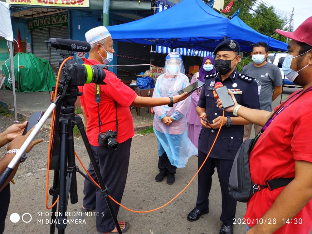 ipd_tawau's tweet photo. PKPD DI TAMAN SEMARAK DAN PPR SRI BALUNG DILAKSANAKAN

Perintah Kawalan Pergerakan Diperketatkan (PKPD) selama dua minggu telah dilaksanakan di Taman Semarak dan PPR Sri Balung, Tawau sebagai langkah mengelak penularan pandemik Covid-19 di Sabah. https://t.co/gc3UEVoxV9