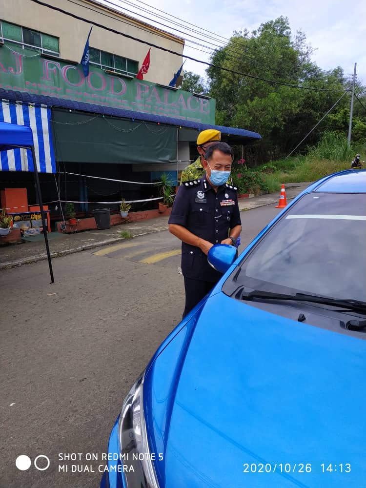 ipd_tawau's tweet photo. PKPD DI TAMAN SEMARAK DAN PPR SRI BALUNG DILAKSANAKAN

Perintah Kawalan Pergerakan Diperketatkan (PKPD) selama dua minggu telah dilaksanakan di Taman Semarak dan PPR Sri Balung, Tawau sebagai langkah mengelak penularan pandemik Covid-19 di Sabah. https://t.co/gc3UEVoxV9