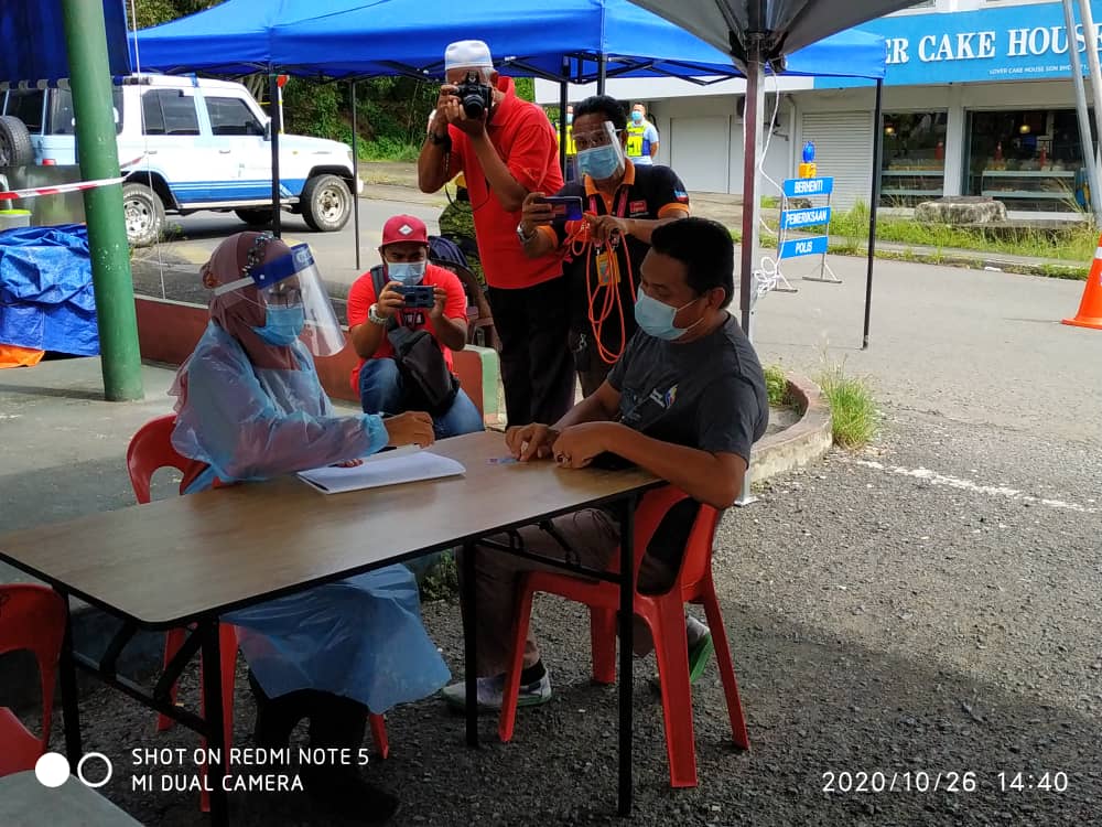 ipd_tawau's tweet photo. PKPD DI TAMAN SEMARAK DAN PPR SRI BALUNG DILAKSANAKAN

Perintah Kawalan Pergerakan Diperketatkan (PKPD) selama dua minggu telah dilaksanakan di Taman Semarak dan PPR Sri Balung, Tawau sebagai langkah mengelak penularan pandemik Covid-19 di Sabah. https://t.co/gc3UEVoxV9