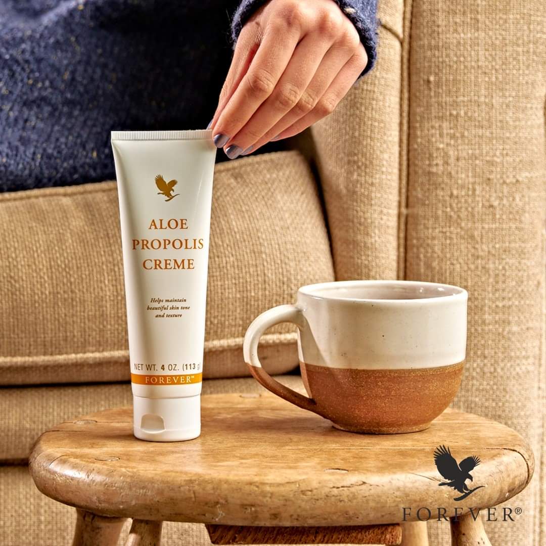 BGreatForever's tweet photo. Vous aimez aussi avoir des mains toutes douces ?
Le temps automnal peut abîmer et assécher votre peau. Prenez donc soin de vos mains avec l’Aloe Propolis Creme . 
Cette crème est idéale pour hydrater et protéger la peau. Sa formule se compose d'un mélange https://t.co/tyaFOkoTXx