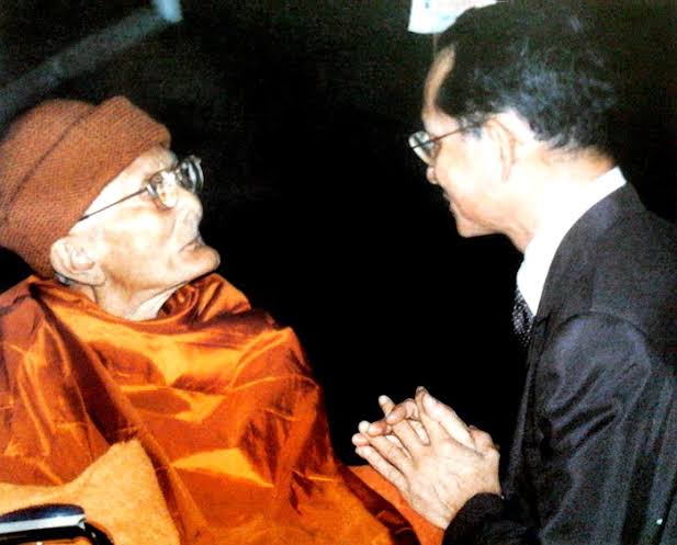 tee313326's tweet photo. ระหว่าง

"คำของพระอริยสงฆ์ ผู้ทรงธรรม"

กับ

"ข่าวลือ, เรื่องที่ไม่เคยเห็นด้วยตาตัวเอง"

สิ่งไหนน่าเชื่อถือกว่ากัน ...

ผลงานของคุณโจโฉ ธค '54

#ในหลวงรัชกาลที่9
#ประชาธิปไตยใต้ร่มพระบารมี https://t.co/uf8VByw0N3