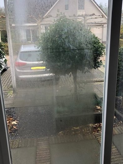 Ja hoor, het is weer die tijd van het jaar! Beslagen ramen in de ochtend. Wij krijgen hierover altijd veel vragen. Men denkt dat er iets mis is met het glas. Condens op de buitenzijde van het glas is geen fout, maar komt juist door de zeer goede isolerende werking van het glas.