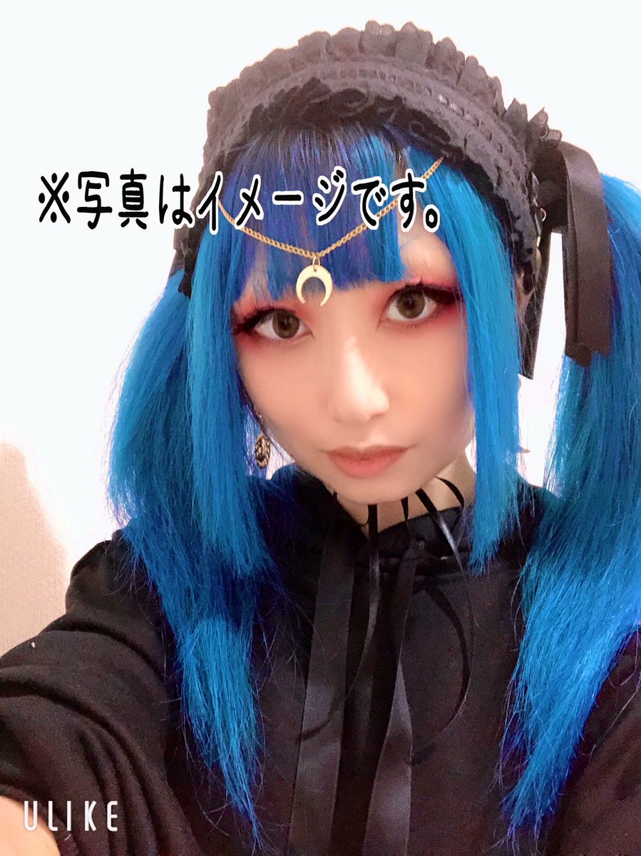 ちなみに今日は最近お迎えしたmelondollさん Melon Doll のメルティヘッドドレスムーンナイト着けてました 月がめちゃくちゃ可愛いし黒だから青髪にも合わせやすくて最高 月と太陽のピアスにも合う 三枚目の写真のタイツは自分でデザインしたやつだよ