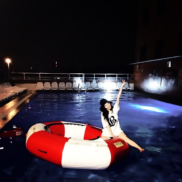 bunnyh_yy's tweet photo. 𓄹 [ 𝕭 ໋⳽ ˬ📮« @ (𝓵.)𝕖𝕥𝕤 ٠ ♪ - p!֊音𝒂𝒚 ゛1O.26 ՚՚ .!_𝗶𝘀𝘁 ➫ #LetsPlayQnA ₊̣ #LetsPlayWithLULLET !
⠀ ⠀
Modo celebración y coneja al agua, pero nada me hace dejar de stannear a mis futuras novias. Y obvio QnA temazo de vida. ¡Ya denme el sí! https://t.co/s1rmcVoM53